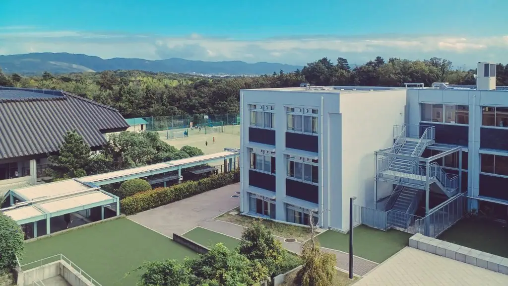 東大寺学園の校舎と中庭